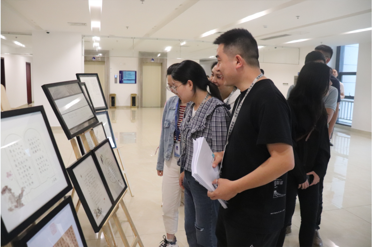 圖為：開投集團展出優(yōu)秀獲獎作品，干部職工及家屬參觀書法作品，學習廉潔文化.png